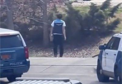 بالفيديو: وسط مواجهة مسلحة.. عامل توصيل يسلّم شحنة