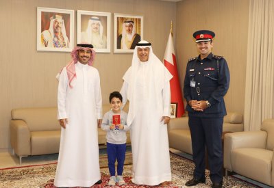 معالي الشيخ هشام بن عبدالرحمن يسلم أول نسخة من جواز السفر الالكتروني