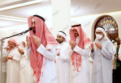 بالصور: جموع يحيون صلاة التراويح بجامع الشيخة موزة بالرفاع
