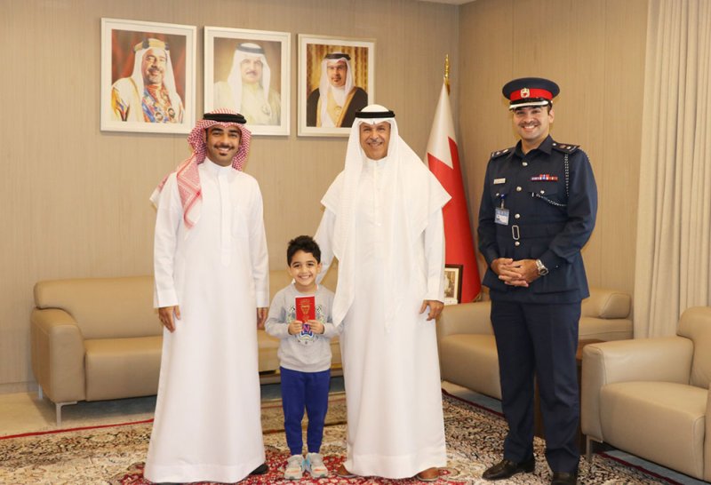 معالي الشيخ هشام بن عبدالرحمن يسلم أول نسخة من جواز السفر الالكتروني