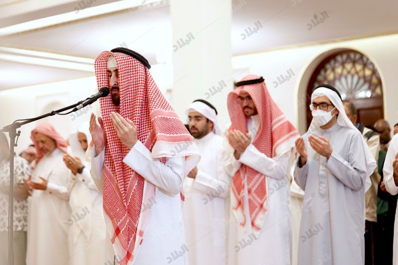 بالصور: جموع يحيون صلاة التراويح بجامع الشيخة موزة بالرفاع