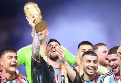 ميسي يتطلع لإنجاز جديد في أول مباراة للأرجنتين منذ الفوز بالمونديال