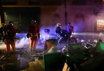 محتجون فرنسيون يقطعون الطريق لمطار شارل ديغول احتجاجاً على قانون التقاعد