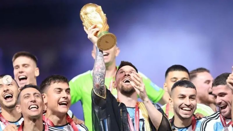 ميسي يتطلع لإنجاز جديد في أول مباراة للأرجنتين منذ الفوز بالمونديال