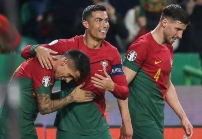رونالدو يكسر رقم المطوع ويصبح عميد لاعبي العالم