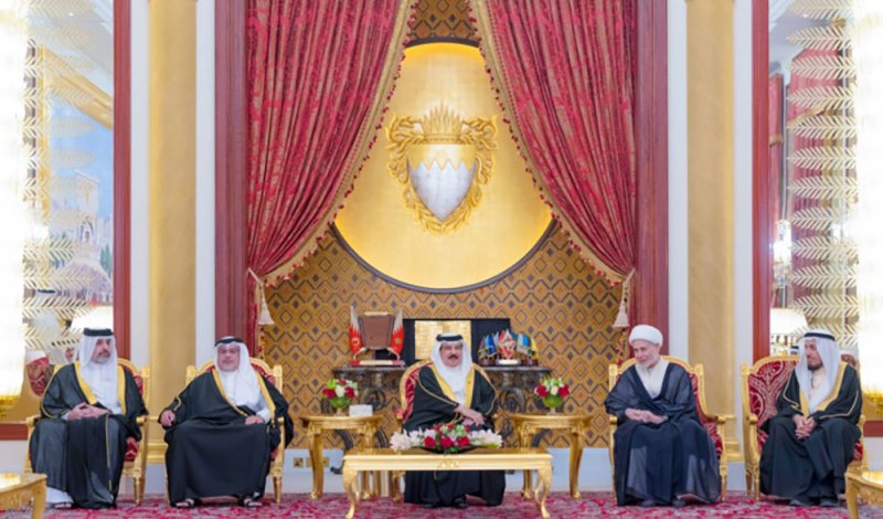 جلالة الملك المعظم يستقبل رئيس وأعضاء المجلس الأعلى للشؤون الإسلامية ورئيسي مجلسي الأوقاف السنية والجعفرية للتهنئة بشهر رمضان الكريم