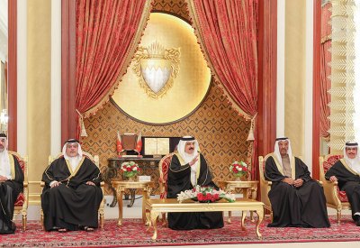 جلالة الملك المعظم القائد الأعلى للقوات المسلحة يستقبل القائد العام لقوة دفاع البحرين و وزير الداخلية و رئيس جهاز المخابرات الوطني لتلقي التهاني بشهر رمضان المبارك