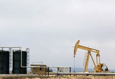 أسعار النفط تسجل مكاسب أسبوعية.. والخام الأميركي يصعد 4%