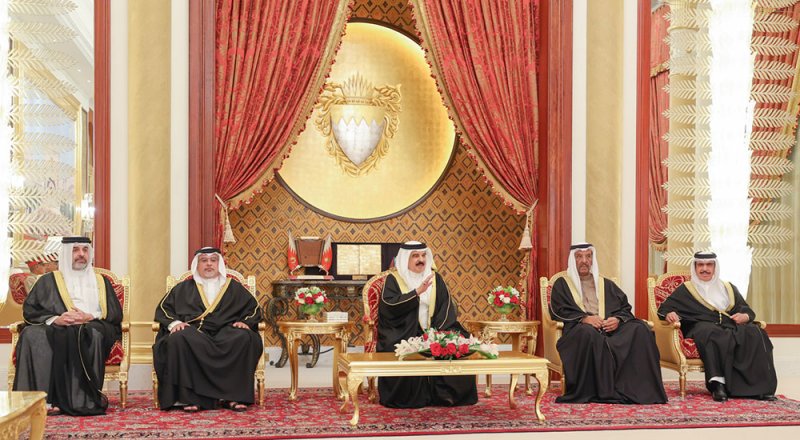 جلالة الملك المعظم القائد الأعلى للقوات المسلحة يستقبل القائد العام لقوة دفاع البحرين و وزير الداخلية و رئيس جهاز المخابرات الوطني لتلقي التهاني بشهر رمضان المبارك
