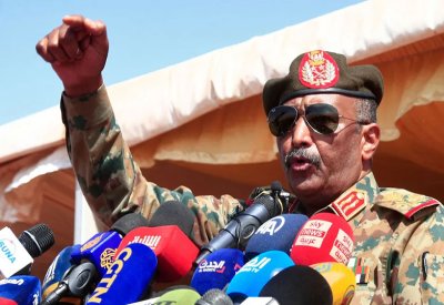 البرهان: السودان يبني جيشا لا يتدخل في السياسة