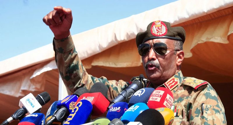 البرهان: السودان يبني جيشا لا يتدخل في السياسة