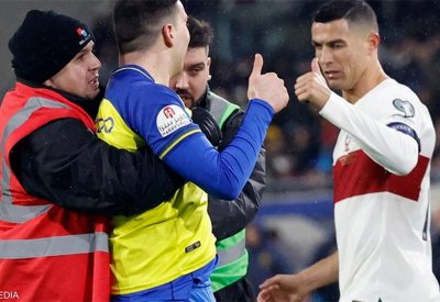 مرتديا قميص النصر.. فيديو لمشجع يقتحم الملعب لمصافحة رونالدو