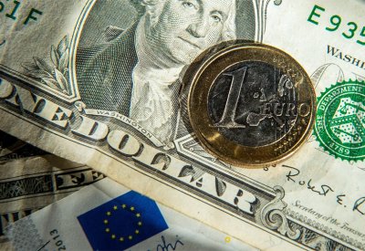 الدولار يستقر والبتكوين تقترب من 28 ألف دولار