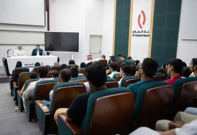 طلبة "الاقتصاد والتمويل" بجامعة البحرين يطلعون على طبيعة العمل في القطاع المالي