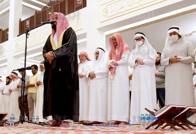 بالصور: جموع يصلون التراويح بإمامة الشيخ رعد الكردي بجامع الشيخة موزة