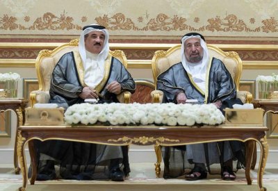 حاكم إمارة الشارقة يستقبل سفير مملكة البحرين في أبوظبي