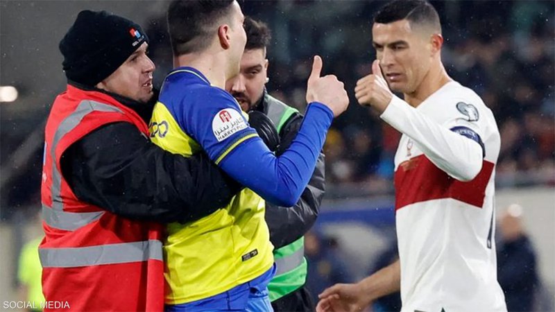 مرتديا قميص النصر.. فيديو لمشجع يقتحم الملعب لمصافحة رونالدو
