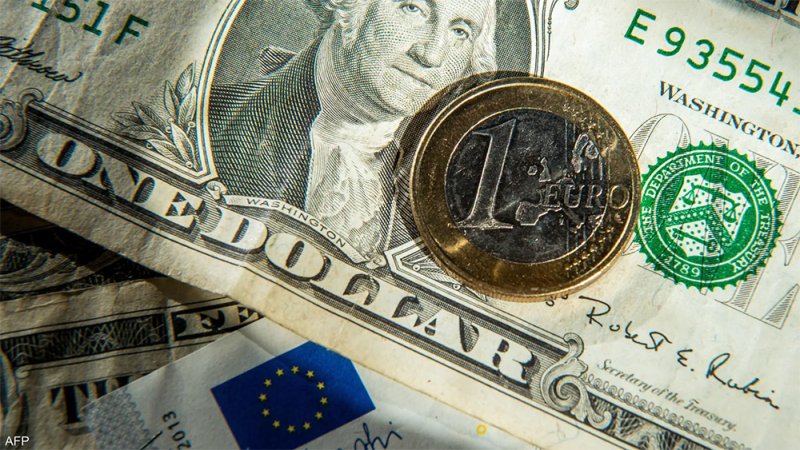 الدولار يستقر والبتكوين تقترب من 28 ألف دولار