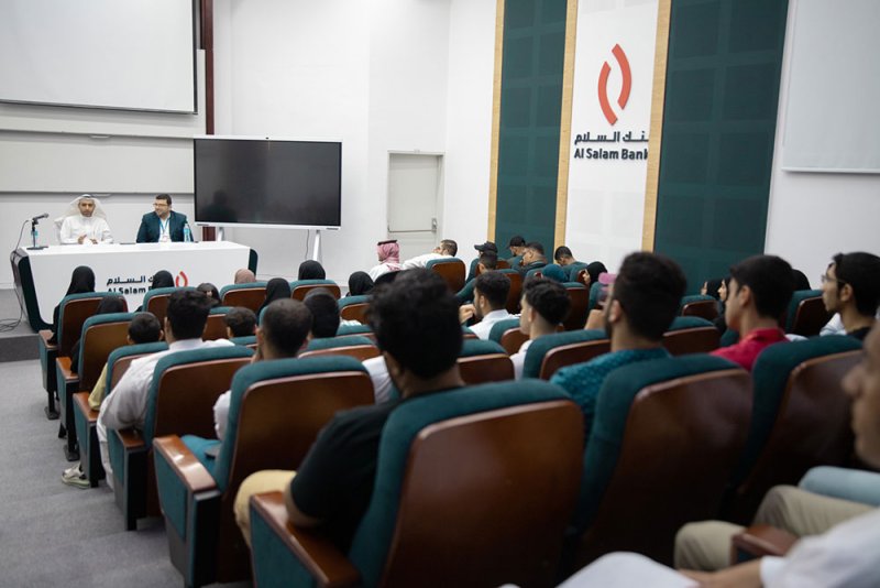طلبة "الاقتصاد والتمويل" بجامعة البحرين يطلعون على طبيعة العمل في القطاع المالي