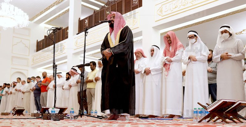بالصور: جموع يصلون التراويح بإمامة الشيخ رعد الكردي بجامع الشيخة موزة