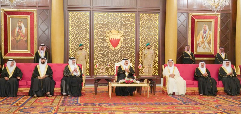 جلالة الملك المعظم يستقبل المهنئين من أهالي محافظة المحرق بشهر رمضان المبارك
