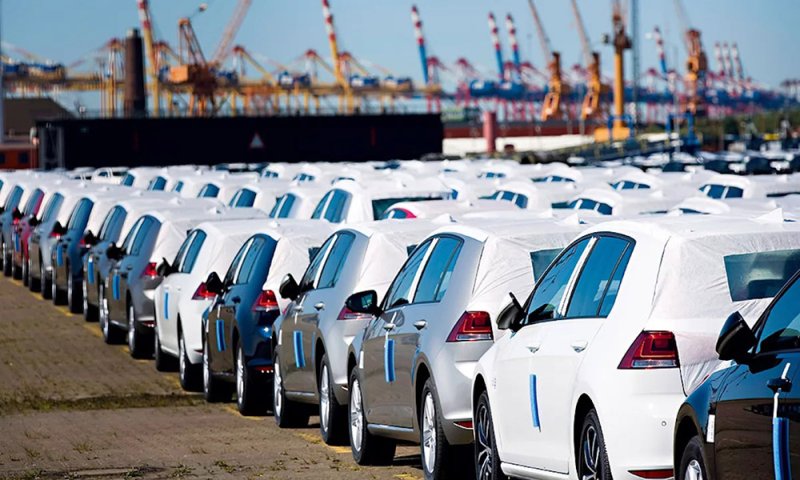المستشار الألماني يرحب بمستقبل سيارات الاحتراق الداخلي