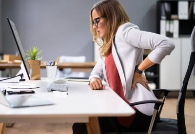 خبيرة تحذر.. 5 أخطاء يرتكبها موظفو المكتب تؤدي إلى آلام الظهر