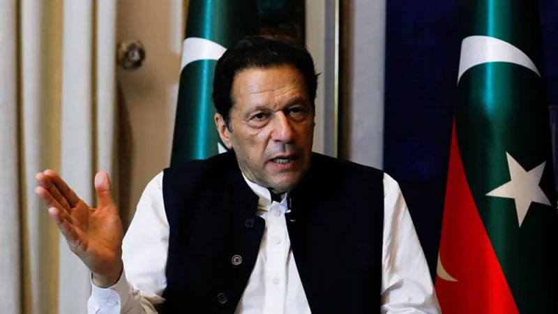مذكرة توقيف بحق عمران خان لتغيبه عن محاكمته بقضية "التهديد"