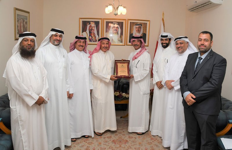 محافظ المحرق يستقبل رئيس نادي الحد الرياضي
