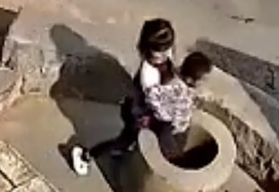 بالفيديو: طفلة تتسلى بإلقاء طفل صغير ببئر عميقة!