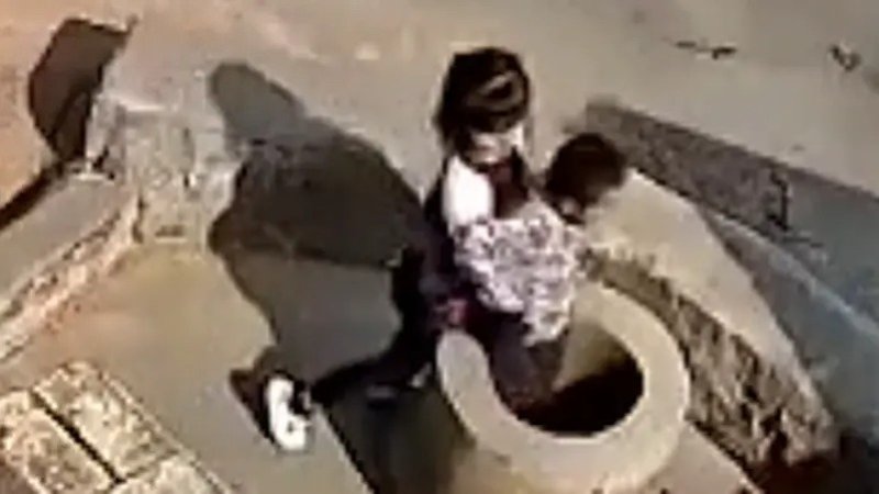بالفيديو: طفلة تتسلى بإلقاء طفل صغير ببئر عميقة!