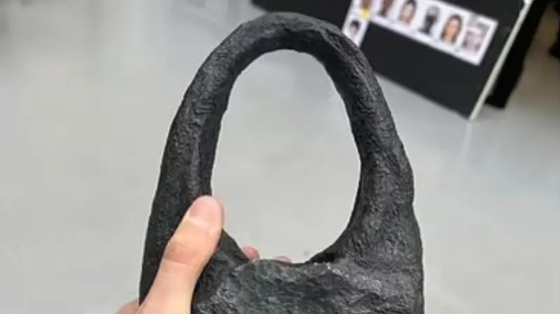 حقيبة نسائية مصنوعة من مواد فضائية.. بسعر خيالي
