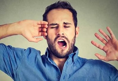 لماذا نتثاءب فوراً عندما نرى شخصا آخر يتثاءب؟