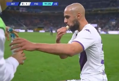 بالفيديو: لاعب ايطالي يدّعي الإصابة لمنح زميله المغربي فرصة الإفطار