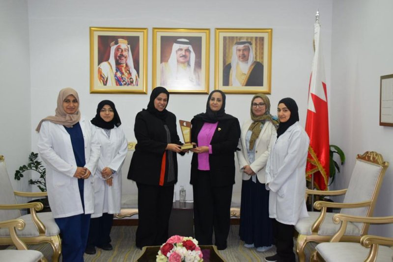 وزيرة الصحة تستقبل فريق المركز الوطني للإنفلونزا بمناسبة حصوله على جائزة منظمة الصحة العالمية لإقليم شرق المتوسط