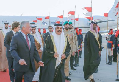 جلالة الملك المعظم في مقدمة مستقبلي العاهل الأردني لدى وصوله البلاد