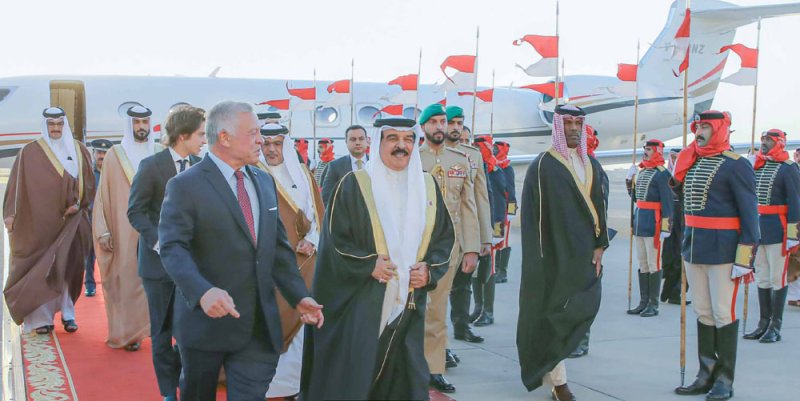 جلالة الملك المعظم في مقدمة مستقبلي العاهل الأردني لدى وصوله البلاد