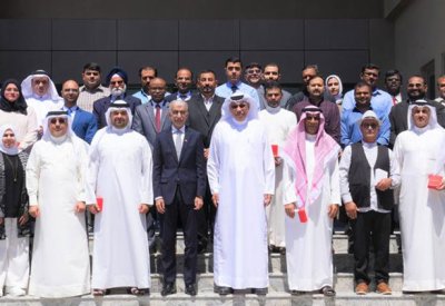 وزير الأشغال يسلّم منتسبي الوزارة وسام الأمير سلمان بن حمد للاستحقاق الطبي