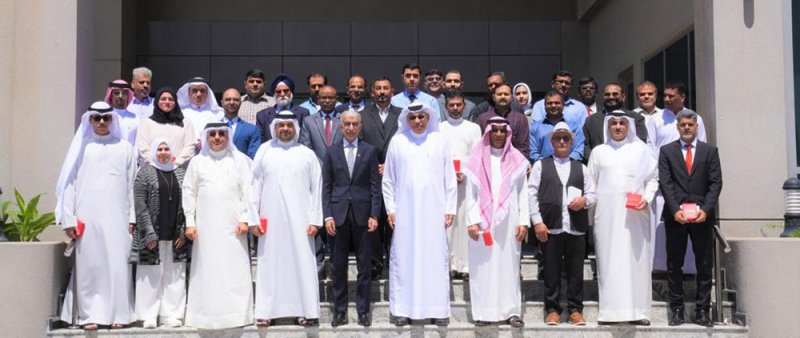 وزير الأشغال يسلّم منتسبي الوزارة وسام الأمير سلمان بن حمد للاستحقاق الطبي