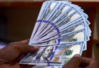 الدولار يتنفس الصعداء والأسترالي ينخفض بعد تثبيت الفائدة