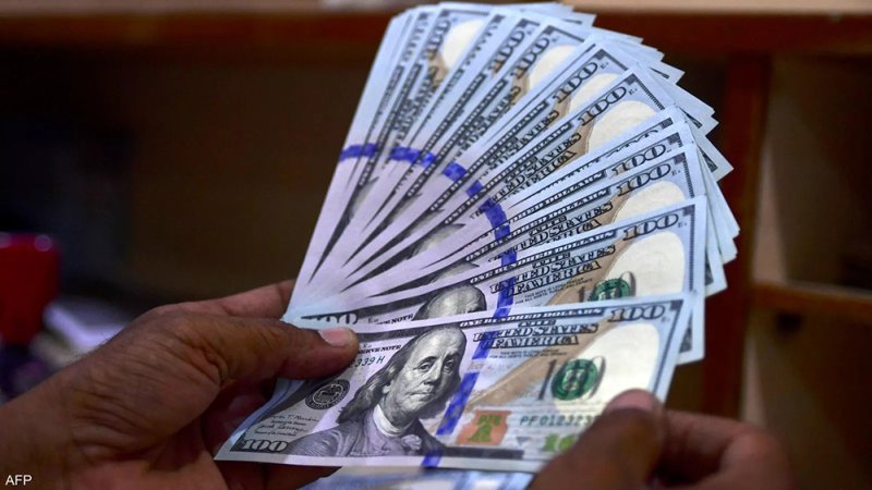الدولار يتنفس الصعداء والأسترالي ينخفض بعد تثبيت الفائدة