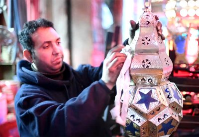 بالفيديو: القاهرة في رمضان.. بين الفوانيس والفول