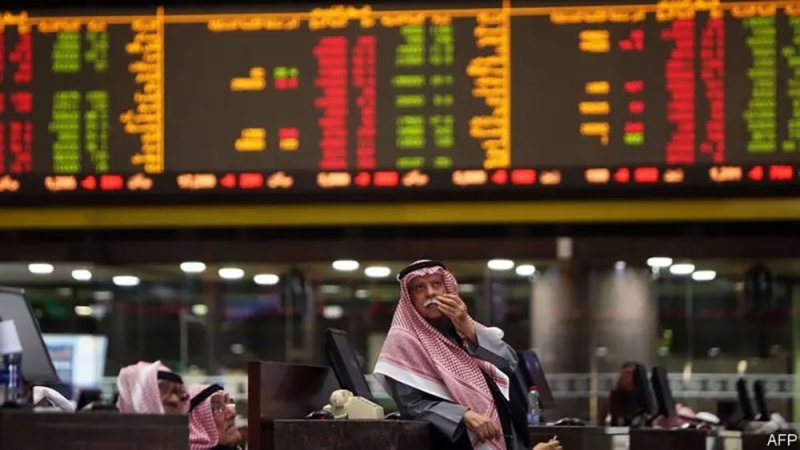 معظم بورصات الخليج تغلق على انخفاض مع استمرار المخاوف الاقتصادية