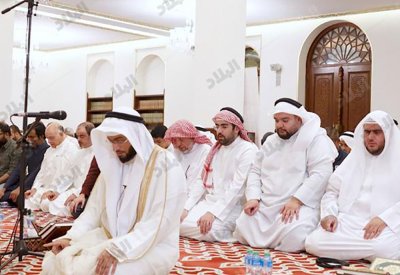 جموع يصلون التراويح بإمامة الشيخ أحمد النفيس بجامع الشيخة موزة
