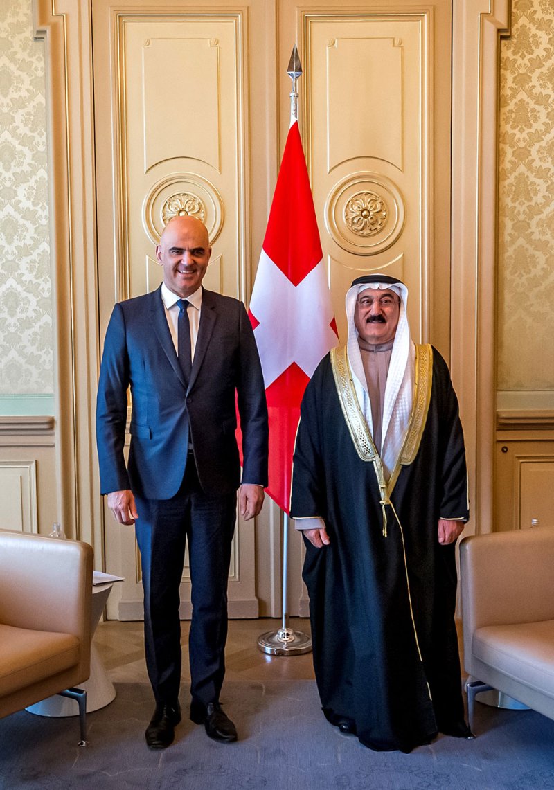 فخامة رئيس الاتحاد السويسري يتسلم أوراق سفير مملكة البحرين لدى الاتحاد السويسري والمقيم في باريس