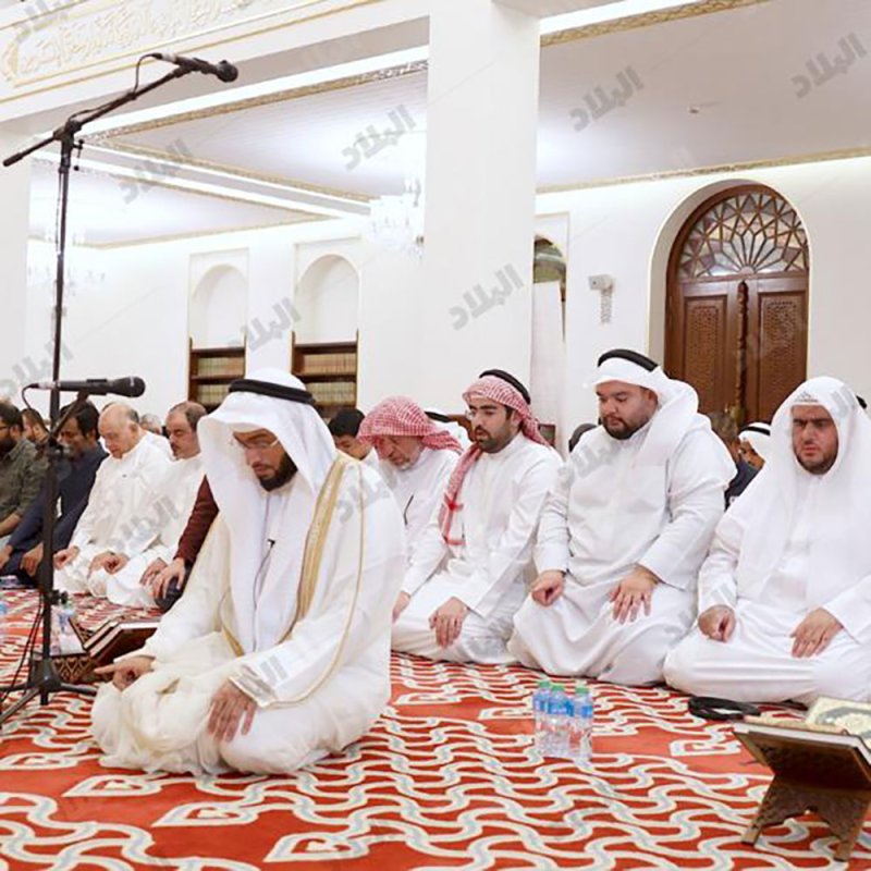 جموع يصلون التراويح بإمامة الشيخ أحمد النفيس بجامع الشيخة موزة