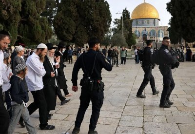 تحت حراسة أمنية.. مستوطنون يقتحمون باحات المسجد الأقصى