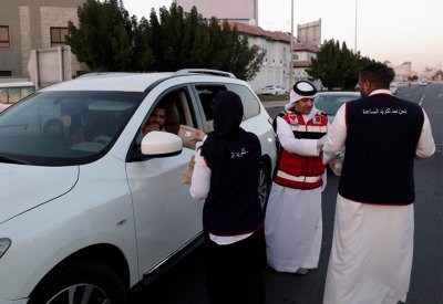 بالفيديو: فريق “احنا نقدر” التطوعي يوزع وجبات إفطار صائم