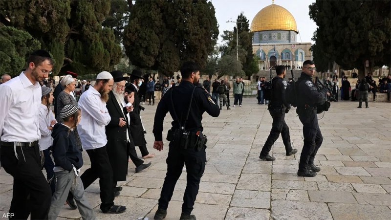 تحت حراسة أمنية.. مستوطنون يقتحمون باحات المسجد الأقصى