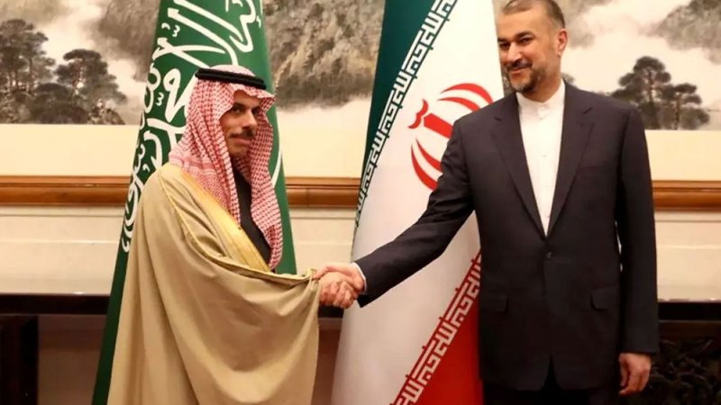وفد إيراني يزور السعودية.. الهدف إعادة فتح السفارة